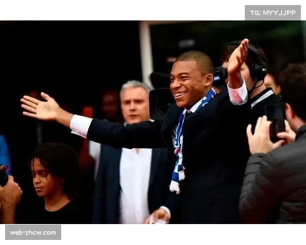 姆巴佩重返王子公园球场 巴黎球迷掌声中夹杂复杂情感